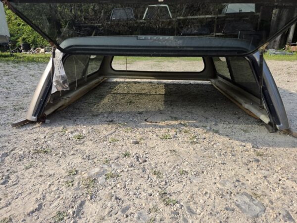 Leer Cap for 07-13 GMC Sierra/Chevrolet Silverado 1500 with 5.8′ bed - Image 5