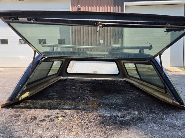 Used Leer Truck Cap for 14-18 GMC Sierra/Chevrolet Silverado with 6.6' bed - Image 5