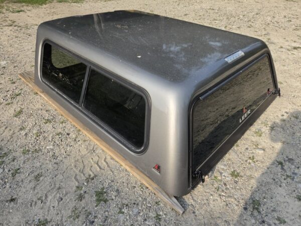 Leer Cap for 07-13 GMC Sierra/Chevrolet Silverado 1500 with 5.8′ bed - Image 3